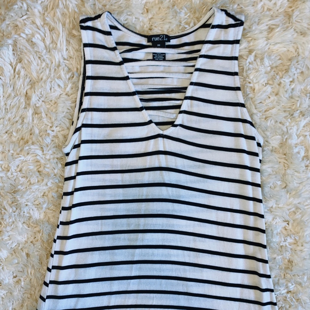 black and white stripe tank top!! 🦓🤍 ⁣⁣